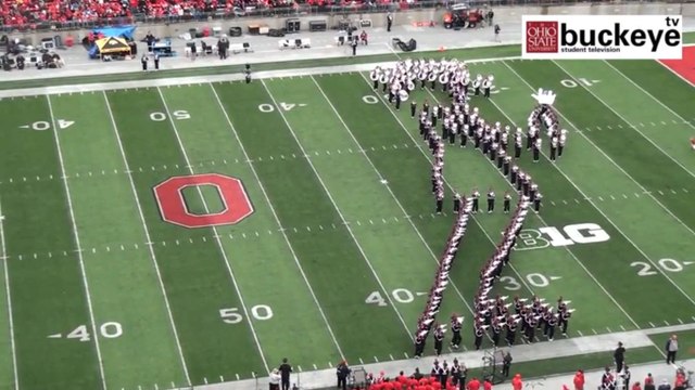La fanfare d'Ohio State honore Michael Jackson avec un Moonwalk géant