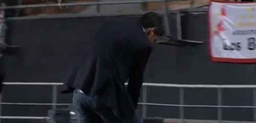 Insolite : Un entraîneur se déboite l'épaule en plein match en donnant des consignes