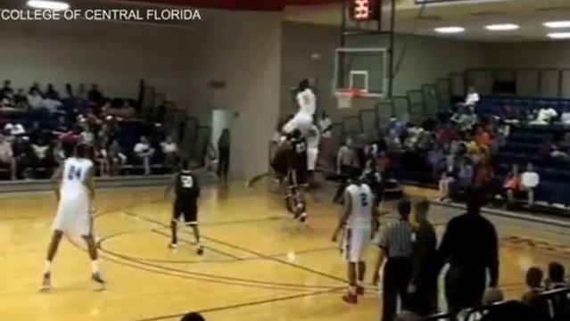 Le dunk de Javonte Douglas stratosphérique au-dessus de trois joueurs