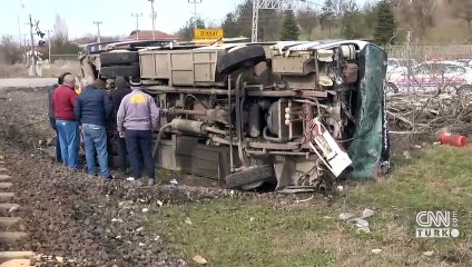Kırklareli'de yük treni hemzemin geçitte midibüse çarptı: 27 yaralı