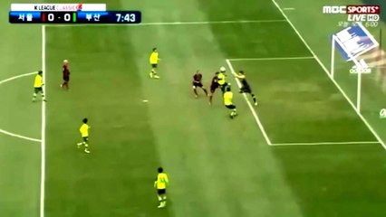 Mauricio Molina tombe K.O après un choc avec son gardien et un attaquant