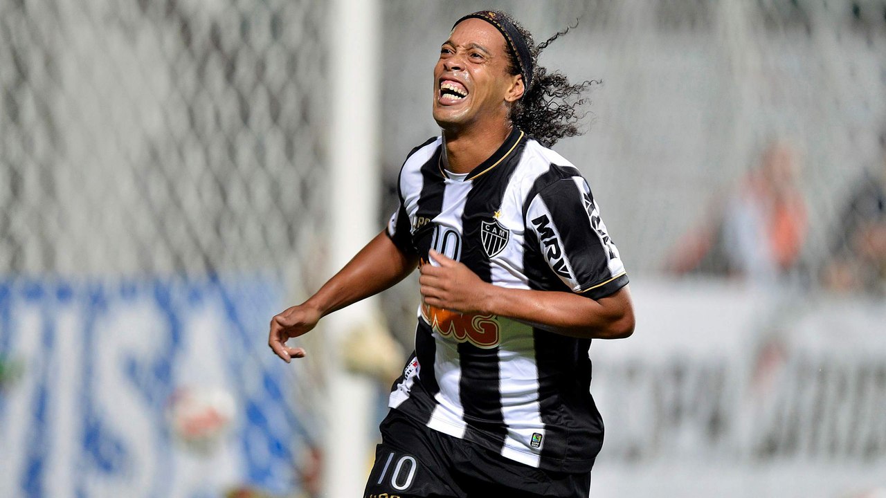 Les deux buts de Ronaldinho sur coup-franc somptueux face à Fluminense