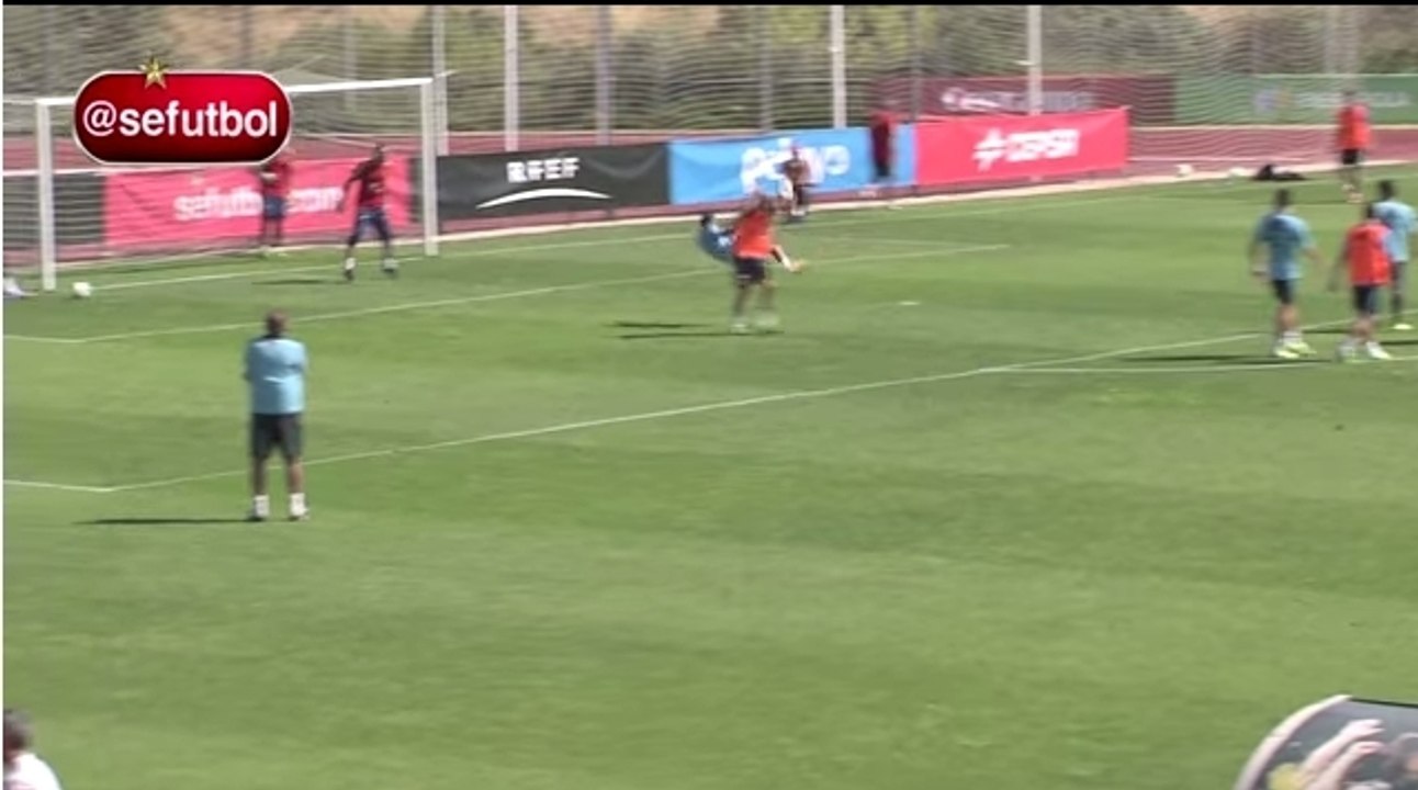 Le but de Pedro en retourné acrobatique magnifique avec l'Espagne