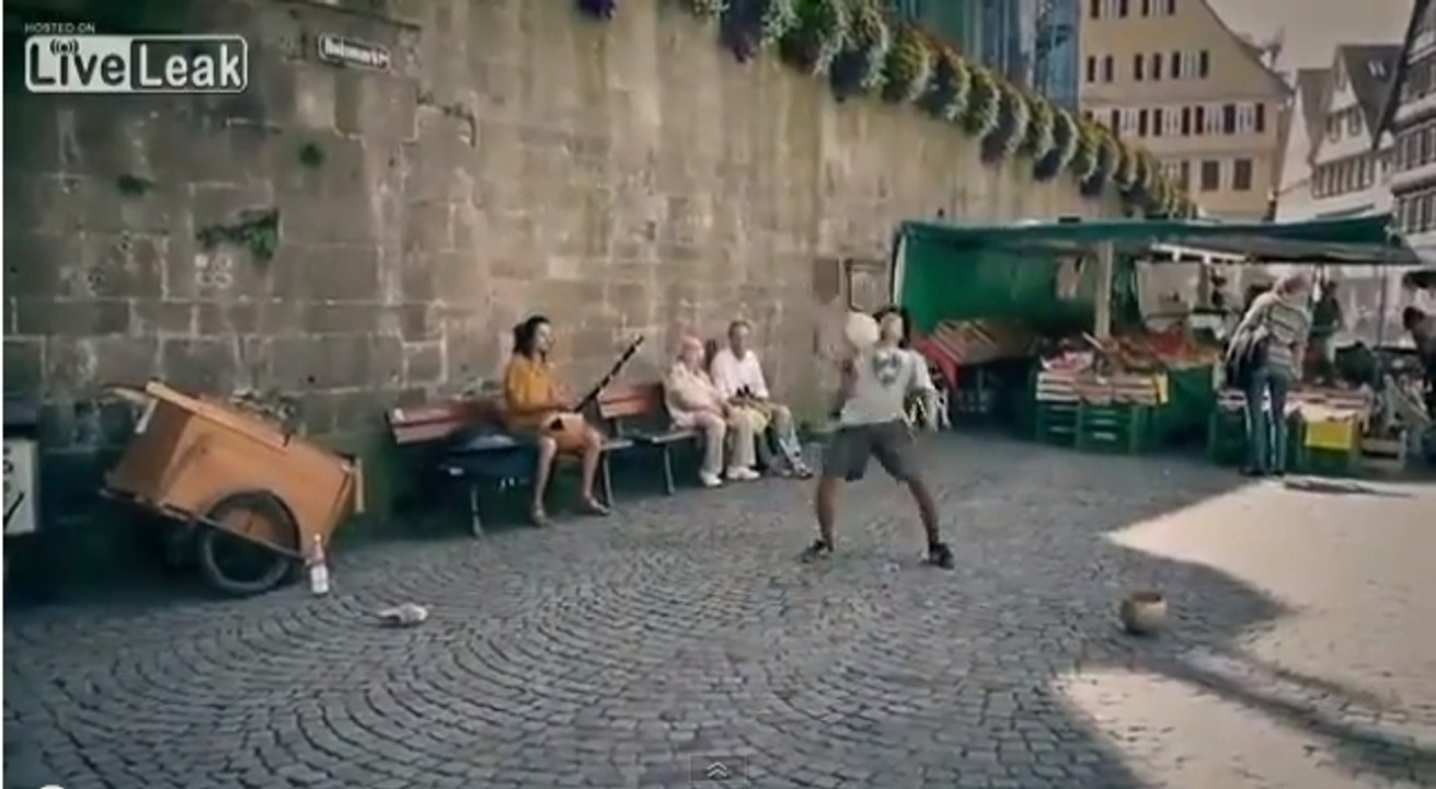 Les jongles extraordinaires d'un jeune à faire pâlir Pierre Ménès