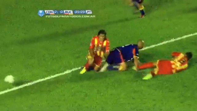 Insolite : Un défenseur blesse deux adversaires en un seul tacle