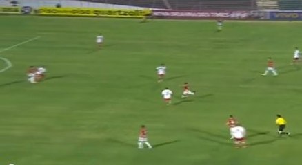 Un Brésilien marque un but superbe d'une frappe lointaine