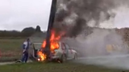 Rallye : Renaud Verreydt se crashe violemment et sa voiture prend feu