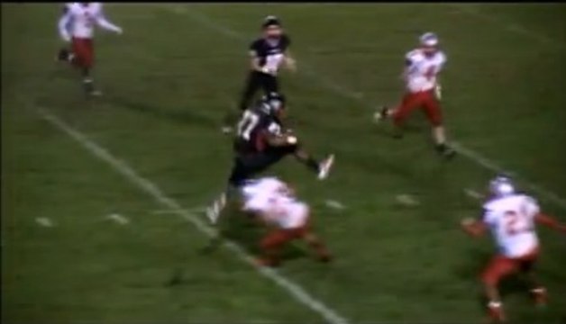 Insolite : Il saute par-dessus son adversaire puis marque un touchdown