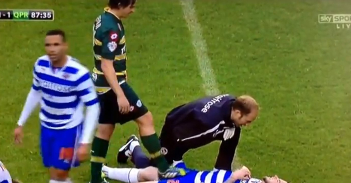 Joey Barton essuie ses crampons sur les parties intimes d'un joueur qui se fait soigner