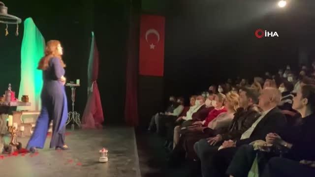 Berna Laçin Kuşadası'nda kadınlar için sahne aldı