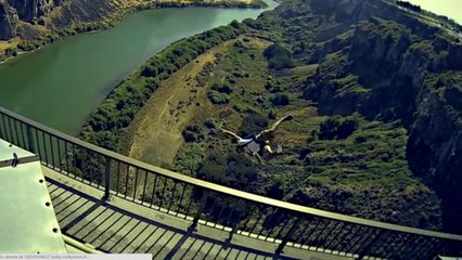 Base Jump : Jaye Rawe et Paul Isenmann sautent dans le vide depuis un camion en mouvement