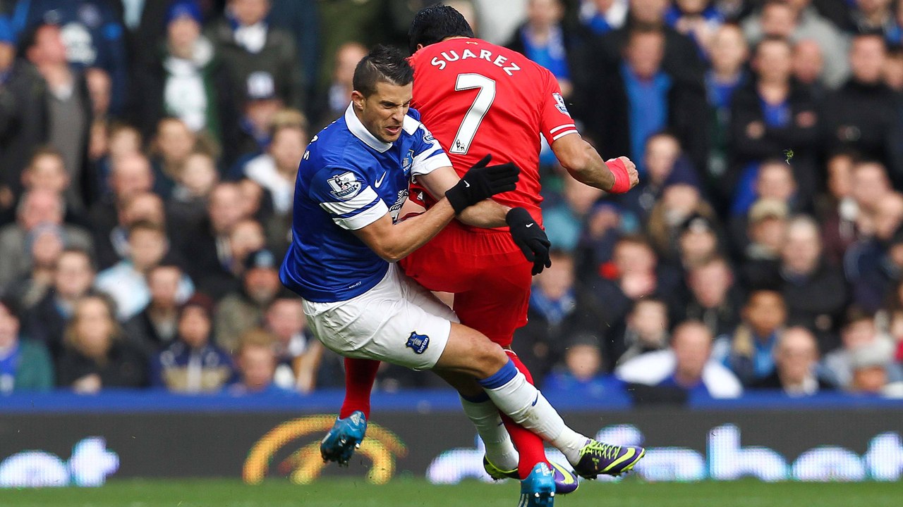 Le tacle assassin de Kevin Mirallas sur Luis Suarez lors d'Everton - Liverpool