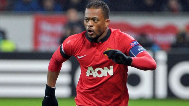 Insolite : Patrice Evra se fait toucher les fesses par une supportrice en plein match