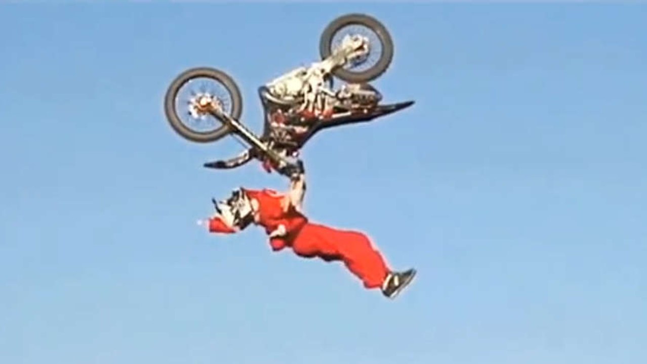 Insolite : Le Père Noël  se détend en Wakeboard, en BMX et en Base Jump