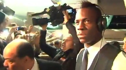 Mario Balotelli frappe un journaliste