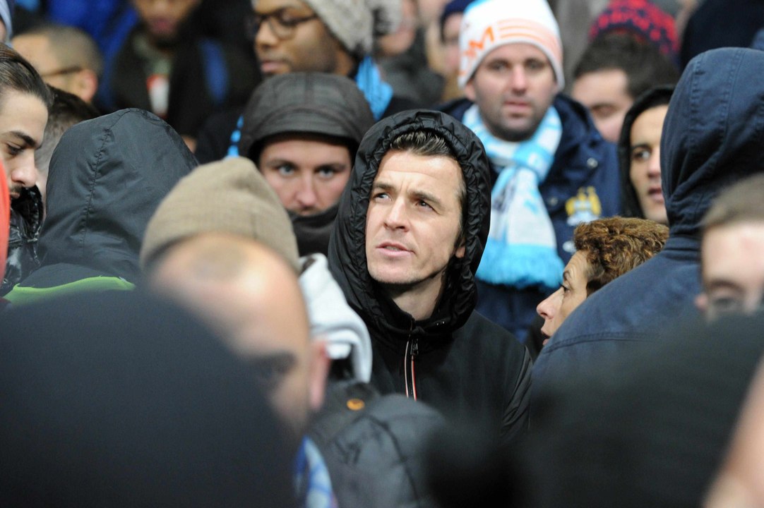 Joey Barton fait une surprise en tribunes aux supporteurs marseillais lors du match Arsenal-OM