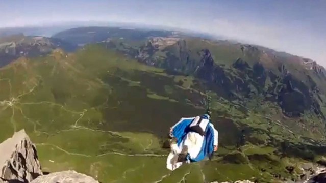 Un saut en wingsuit à 4000 mètres d'altitude en caméra embarquée