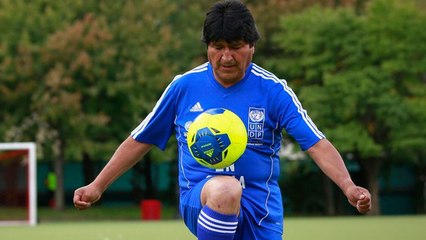 Le président bolivien Evo Morales devient footballeur professionnel en signant pour Sport Boys