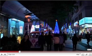 Des cuillères en plastique servent à créer un sapin de Noël