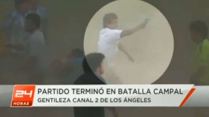 Il sort un pistolet et tire en plein match lors d'une bagarre générale au Chili