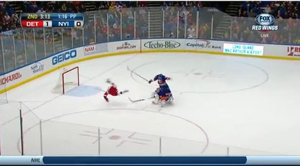 Hockey sur glace : L'incroyable sortie d'un gardien qui se prend un but et fait voltiger deux joueurs