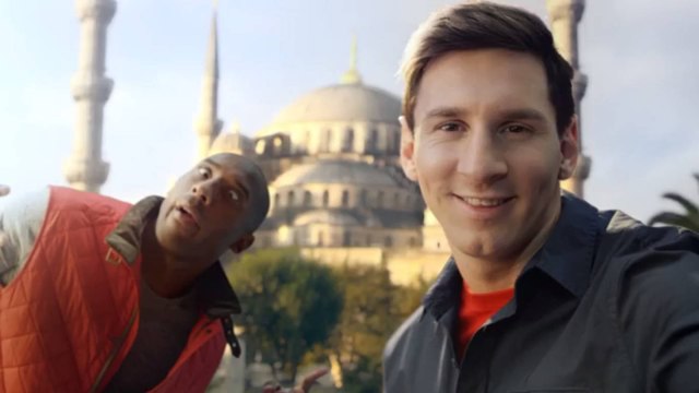 Lionel Messi et Kobe Bryant dans un battle de selfies pour une publicité