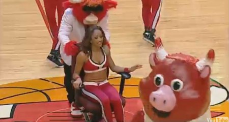 L'incroyable demande en mariage sur le terrain des Chicago Bulls