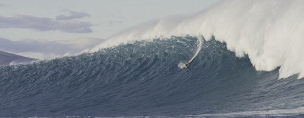 Surf : des vagues monstrueuses de 15m de haut à Belharra dans le sud de la France