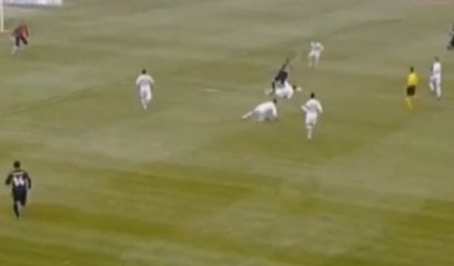Le tacle incroyable d'un joueur en Roumanie