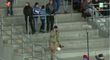 Insolite : Un ballon fait tomber les bières d'un supporteur malchanceux