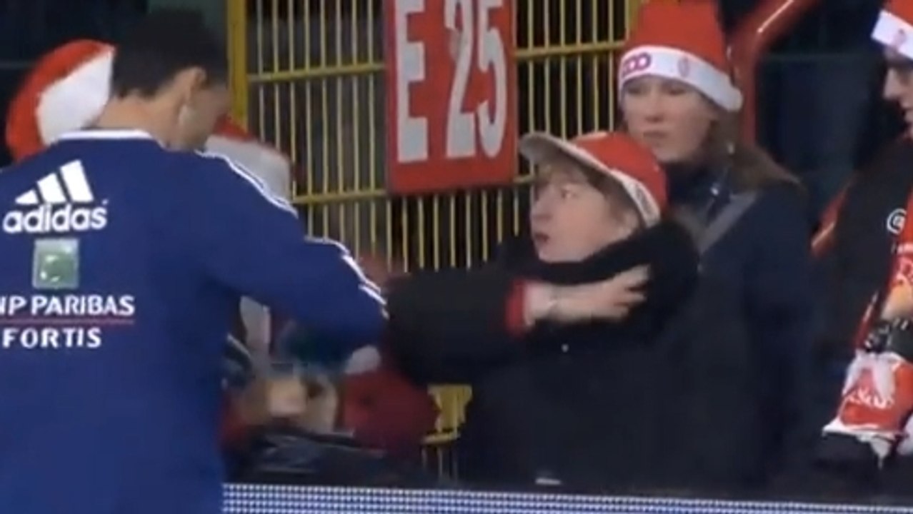Insolite : Une supportrice du Standard de Liège agresse Silvio Proto, joueur d'Anderlecht