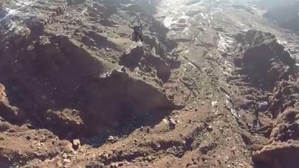 Wingsuit : Scotty Bob évite un crash avec un parachutiste de quelques centimètres