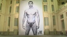 Insolite : Une photo géante de Cristiano Ronaldo en caleçon à la mairie de Madrid