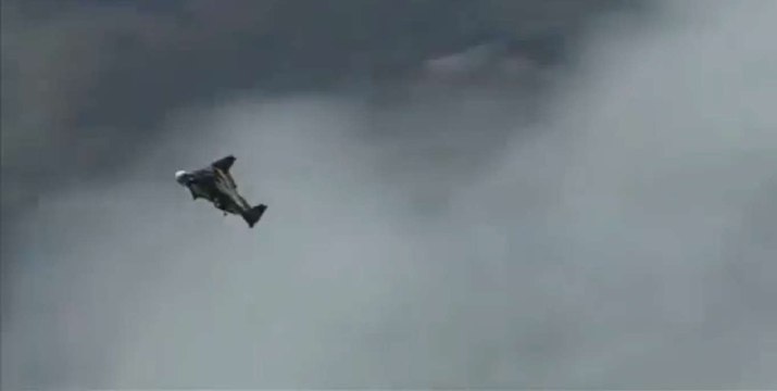 Jetman : Yves Rossy vole au dessus du mont Fuji en aile motorisée à 300 kmh