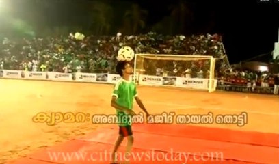 Une tribune s'effondre sous le poids des supporteurs en Inde