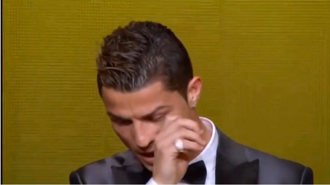 Ballon d'Or 2013 : Les larmes de Cristiano Ronaldo et de Pelé, qui pleurent en recevant leur Ballon d'Or