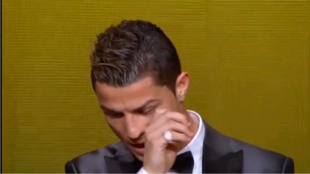 Ballon d'Or 2013 : Les larmes de Cristiano Ronaldo et de Pelé, qui pleurent en recevant leur Ballon d'Or