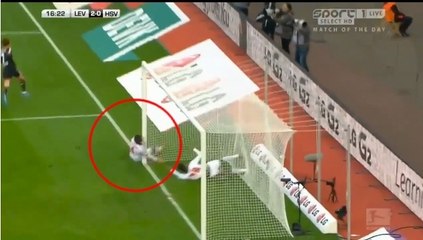 Il tombe KO en heurtant violemment le poteau avec sa tête