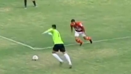 Un petit pont du gardien de but José Contreras humilie l'attaquant adverse