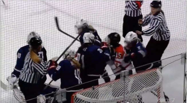Un match de hockey sur glace féminin entre les USA et le Canada tourne à la bagarre générale