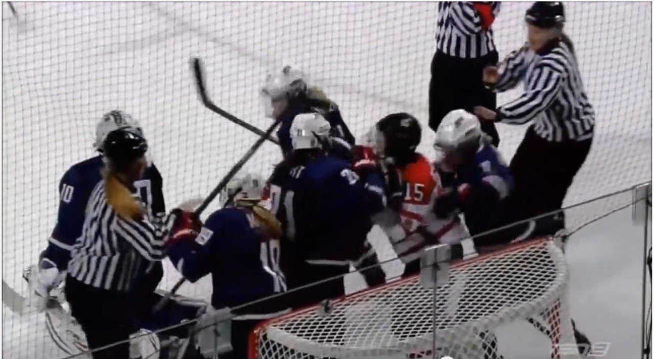 Un match de hockey sur glace féminin entre les USA et le Canada tourne à la bagarre générale