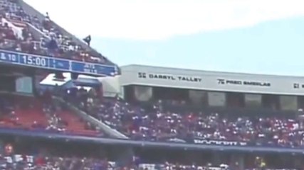 Insolite : Ivre, ce supporteur tombe d'une tribune