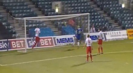 Insolite : L'énorme raté à quelques centimètres du but de Adam Barrett