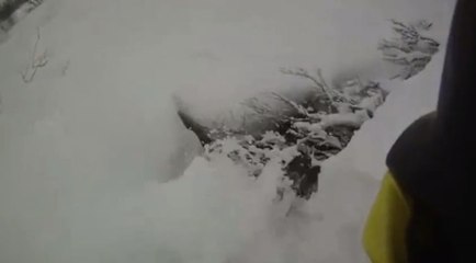 Il tombe en ski dans un trou et se fait très peur