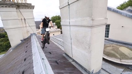 Insolite : Il fait de la moto électrique... dans une ambassade!