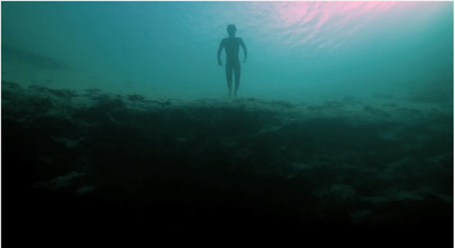 Guillaume Néry : L'apnéiste de l'extrême plonge dans le plus grand trou bleu du monde au Bahamas