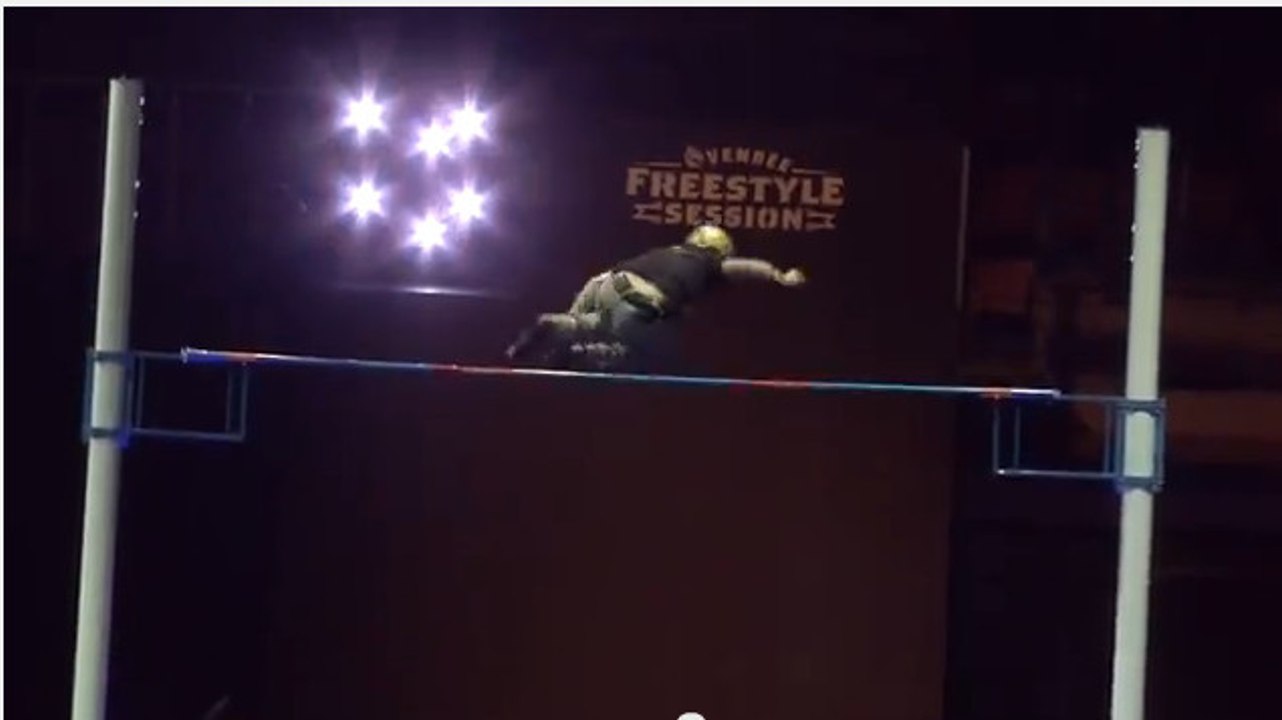 Romain Godenaire explose le record du monde de saut en hauteur en roller avec un saut à 5 mètres 40