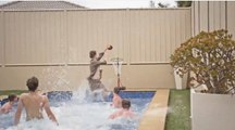 Insolite : Découvrez le pool-dunk ou comment marquer des paniers incroyables dans une piscine