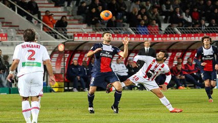 Скачать видео: Ajaccio - PSG : Les blagues pas très fair-play pour déstabiliser Paris