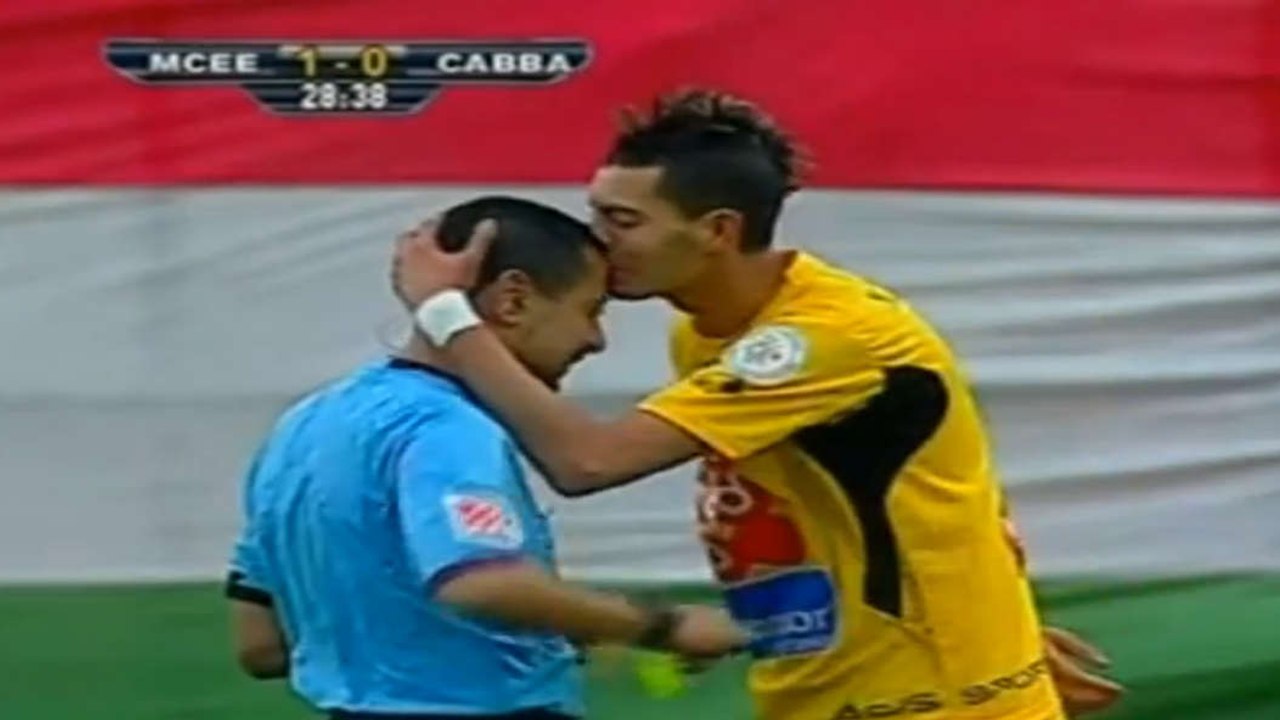 L'étrange réaction de Nour Hamimid qui embrasse l'arbitre après avoir reçu un carton jaune en Algérie